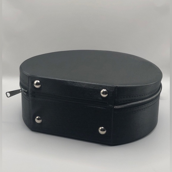 Sleek Vintage Round Zippered Cosmetic Travel Case - Picture 4 of 16